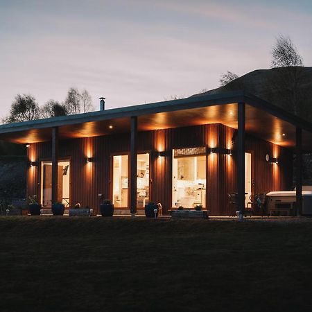Appartamento Frances' Sketch Pad With Hot Tub Fort William Esterno foto