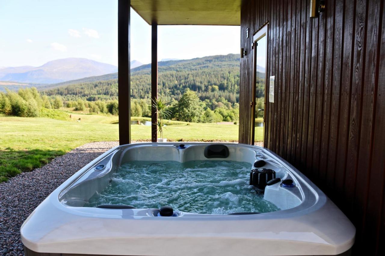 Appartamento Frances' Sketch Pad With Hot Tub Fort William Esterno foto