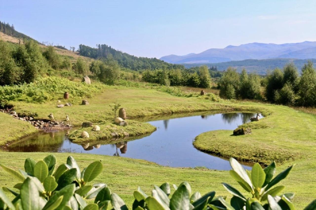 Appartamento Frances' Sketch Pad With Hot Tub Fort William Esterno foto