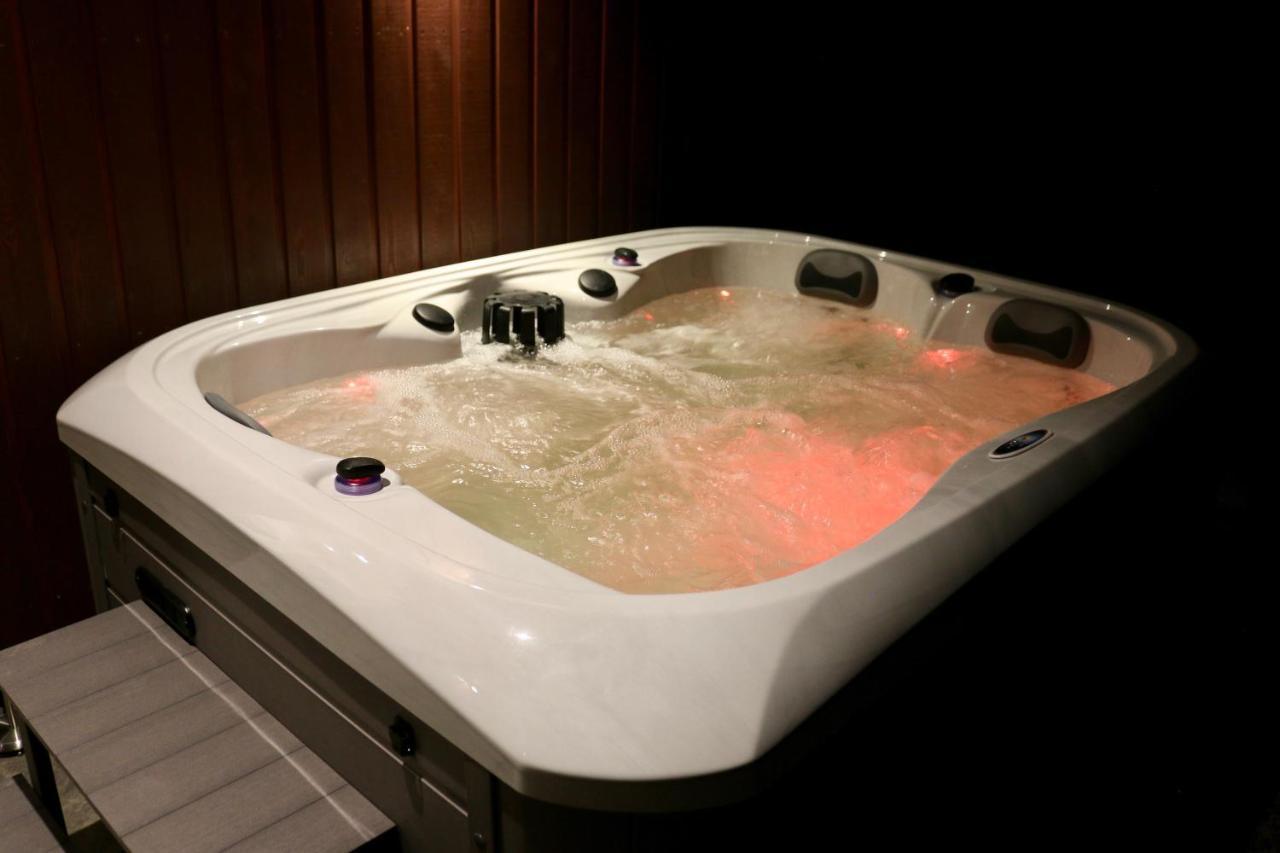 Appartamento Frances' Sketch Pad With Hot Tub Fort William Esterno foto