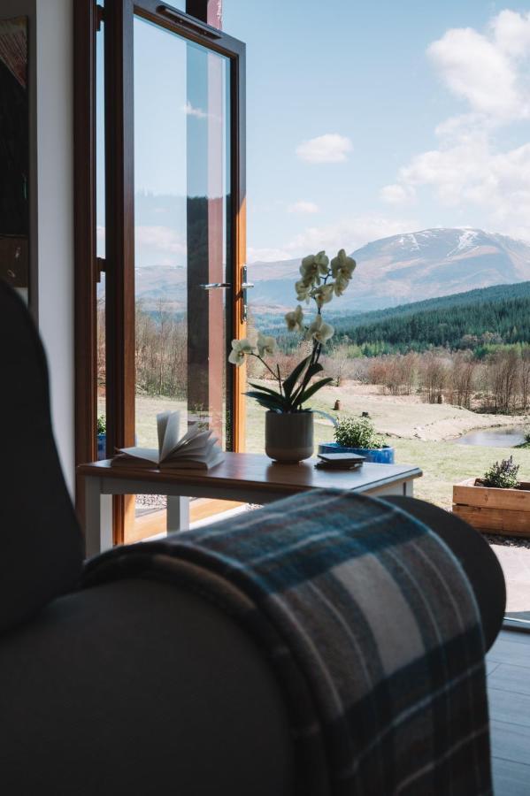 Appartamento Frances' Sketch Pad With Hot Tub Fort William Esterno foto