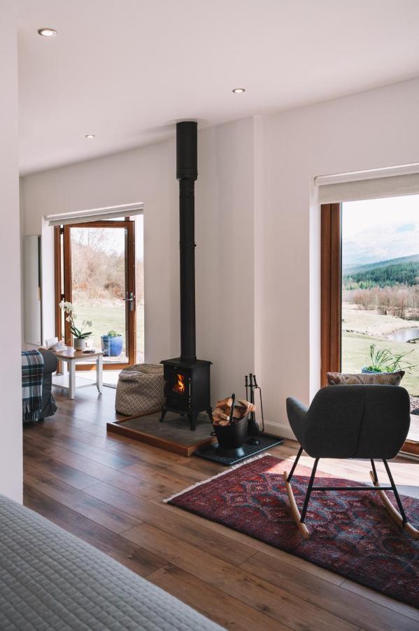 Appartamento Frances' Sketch Pad With Hot Tub Fort William Esterno foto