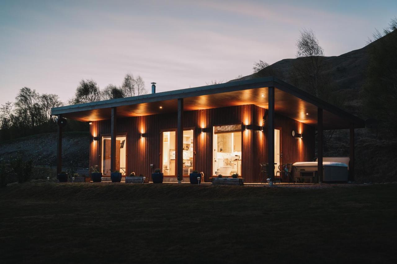 Appartamento Frances' Sketch Pad With Hot Tub Fort William Esterno foto