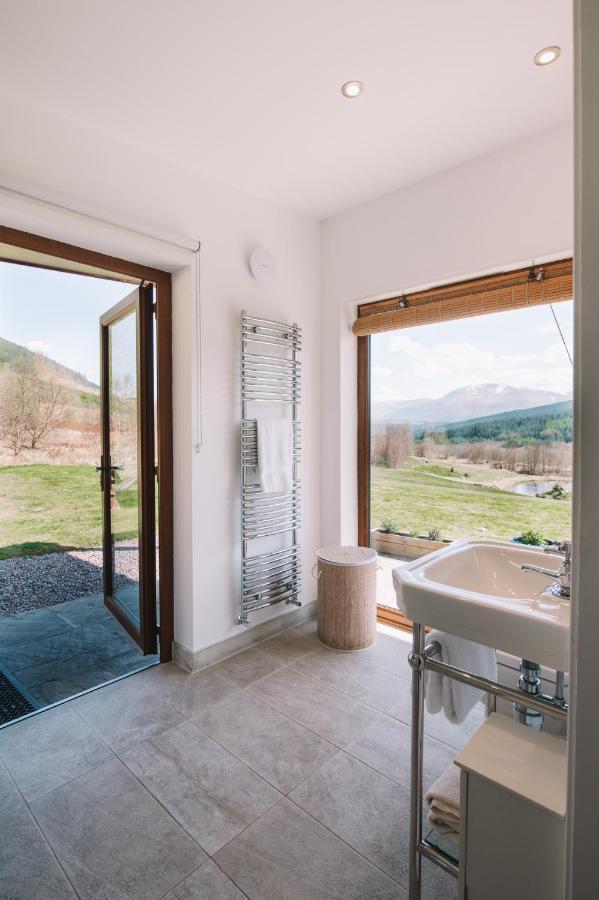 Appartamento Frances' Sketch Pad With Hot Tub Fort William Esterno foto
