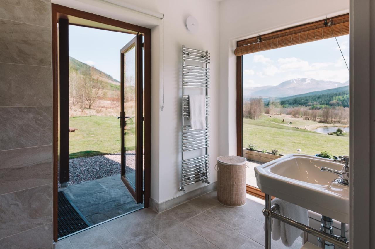 Appartamento Frances' Sketch Pad With Hot Tub Fort William Esterno foto