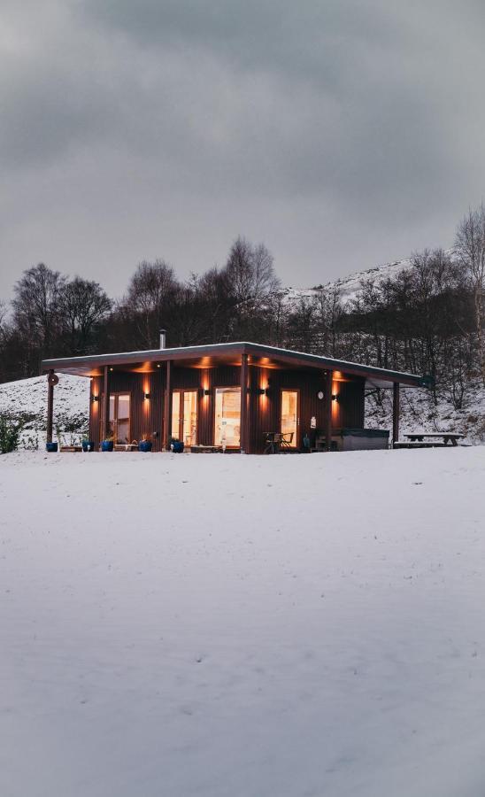 Appartamento Frances' Sketch Pad With Hot Tub Fort William Esterno foto