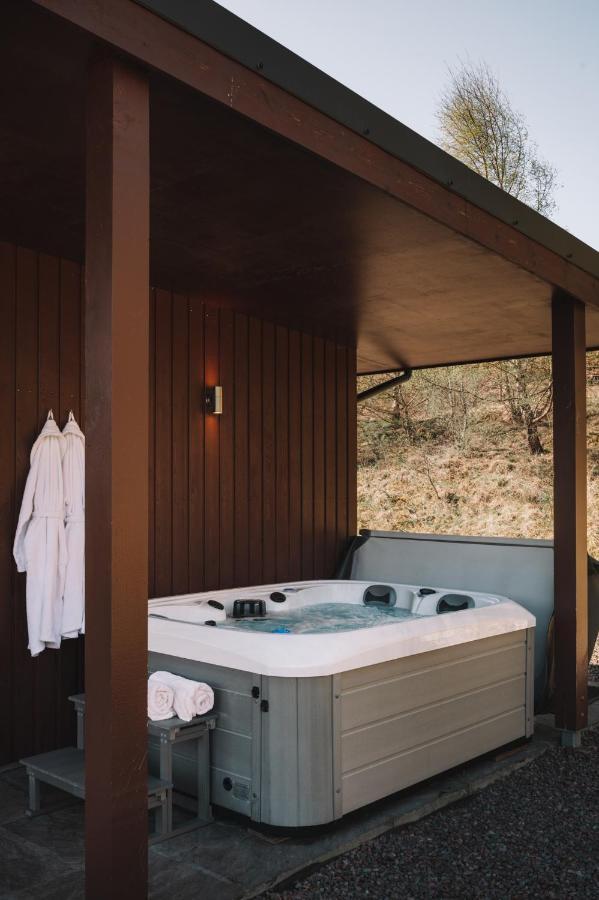 Appartamento Frances' Sketch Pad With Hot Tub Fort William Esterno foto