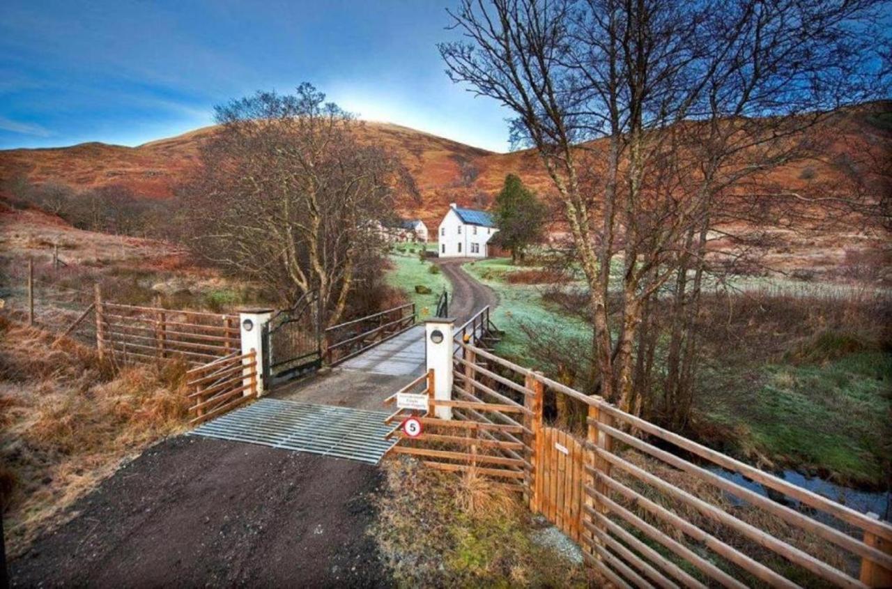 Appartamento Frances' Sketch Pad With Hot Tub Fort William Esterno foto